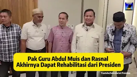 Gunakan Hak Rehabilitasi, Presiden Prabowo Pulihkan Nama Baik Dua Guru di Luwu Utara  Presiden Prabowo Subianto memberikan rehabilitasi kepada dua guru asal Kabupaten Luwu Utara, Sulawesi Selatan, yaitu Drs. Abdul Muis dan Drs. Rasnal, M.Pd, setelah menerima aspirasi masyarakat dan berbagai pihak yang memperjuangkan pemulihan nama baik keduanya.  Keputusan tersebut diambil langsung sesaat setelah Presiden Prabowo tiba kembali di Tanah Air pada Kamis, 13 November 2025, usai kunjungan kenegaraan ke Australia.  Wakil Ketua DPR Sufmi Dasco Ahmad menjelaskan bahwa penandatanganan surat rehabilitasi dilakukan langsung oleh Presiden di Pangkalan TNI AU Halim Perdanakusuma, Jakarta.  “Barusan saja Bapak Presiden sudah menandatangani surat rehabilitasi kepada Pak Rasnal dan Pak Abdul Muis, guru SMA yang dari Luwu Utara,” ujar Sufmi Dasco Ahmad dalam keterangan persnya kepada awak media.  Dasco juga menjelaskan bahwa kedua guru tersebut sebelumnya diantar oleh masyarakat ke DPRD Provinsi Sulawesi Selatan, lalu diteruskan ke DPR RI sebelum akhirnya difasilitasi untuk bertemu Presiden Prabowo.  Dengan diterbitkannya surat rehabilitasi tersebut, pemerintah memulihkan nama baik, harkat, martabat, serta hak-hak kedua guru yang selama ini terimbas persoalan hukum.  Sementara itu, Menteri Sekretaris Negara Prasetyo Hadi menyampaikan bahwa keputusan Presiden Prabowo merupakan hasil dari koordinasi intensif antara berbagai pihak selama satu pekan terakhir, menyusul permohonan resmi yang masuk baik dari masyarakat maupun lembaga legislatif.  “Kami pemerintah mendapatkan informasi dan mendapatkan permohonan yang secara berjenjang dari masyarakat, baik secara langsung maupun melalui lembaga legislatif dari tingkat provinsi, kemudian berkoordinasi ke DPR RI melalui Bapak Wakil Ketua DPR. Dan kemudian kami selama satu minggu terakhir berkoordinasi dan meminta petunjuk kepada Bapak Presiden, dan kemudian beliau mengambil keputusan untuk menggunakan hak beliau sebagai Presiden untuk memberikan rehabilitasi kepada dua orang guru dari SMA 1 Luwu Utara,” jelas Menteri Pras.  Sebelumnya, kedua guru tersebut mengalami Pemberhentian Tidak Dengan Hormat (PTDH) buntut dari penarikan sumbangan komite sebesar Rp 20.000 yang digunakan untuk membantu para guru honorer. Sayangnya, niat tersebut dianggap sebagai tindakan pungli sehingga kedua guru dari SMAN 1 Luwu Utara, Sulawesi Selatan, itu dijatuhi sanksi. Sumber : Youtube Sekretariat Presiden #PresidenPrabowo #HakRehabilitasi #PemulihanNamaBaik #GuruLuwuUtara #KeadilanUntukGuru 