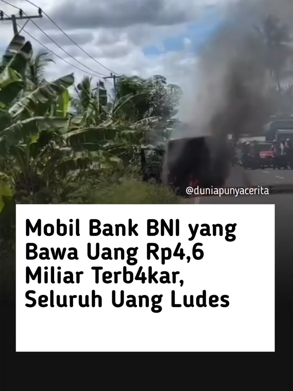 Sebuah mobil milik Bank BNI yang membawa uang tunai Rp 4,6 miliar hangus terbakar saat melintas di Jalan Trans Sulawesi, Polewali Mandar, Sulawesi Barat, Rabu (12/11) sekitar pukul 12.40 Wita. Kendaraan itu disebut tiba-tiba terbakar di tengah perjalanan. “Dugaan sementara bisa karena kebocoran bahan bakar atau korsleting,” kata Kasat Reskrim Polres Polman AKP Budi Adi dalam keterangannya, Rabu (12/11/2025). Mobil tersebut dikemudikan oleh karyawan Swadaya Sarana Informatika (SSI) bernama Surya (31) dan membawa total uang tunai Rp 5,2 miliar untuk pengisian ATM Bank BNI di Polman dan Majene. Sebagian uang telah disalurkan ke ATM sebelum kejadian. Brigpol Verdi (32), polisi pengawal, sempat mencium bau bahan bakar di dalam mobil setelah pengisian BBM, namun tidak terlihat kebocoran. Sopir mengatakan kobaran api muncul dari jok tengah mobil saat perjalanan menuju Majene. Ia berhasil menepi dan keluar dari kendaraan, tetapi uang tunai tidak sempat diselamatkan karena kunci kontak tertinggal di dalam. “Api berhasil dipadamkan setelah dua unit mobil pemadam kebakaran tiba di lokasi, dan tidak ada korban jiwa. Dengan demikian, uang yang diperkirakan ikut terbakar mencapai sekitar 4,6 miliar,” pungkasnya.