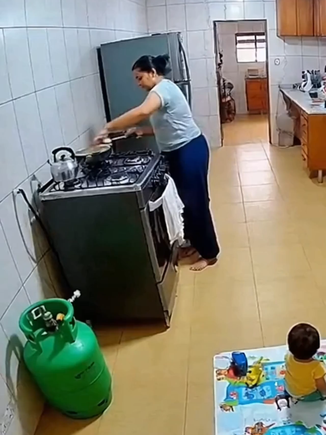 Cachorro proteger o bebê do botijão de gás em chamas #HeróiAnimal #BebêSeguro #cachorrocaramelo #vazamentodegas 