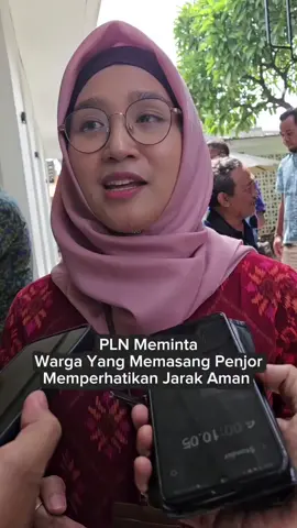 Dalam merayakan hari Raya Galungan dan Kuningan hampir secara merata khususnya umat Hindu di Bali memasang yang namanya penjor. Bahkan sering dijumpai ketinggian bambu yang digunakan melebihi ketinggian kabel listrik. Oleh sebab itu PT PLN Persero berharap masyarakat lebih waspada akan adanya potensi timbulnya bahaya terutama jika Penjor yang terpasang dekat dengan kabel. Manajer PT PLN UP3 Bali Utara, Elashinta menyebutkan “Kami berharap masyarakat yang merayakan galungan dan Kuningan dengan memasang Penjor untuk lebih memperhatikan jarak aman antara Penjor dan kabel listrik. Kalau sesuai standar PLN jarang aman minimal antara kabel dan Penjor itu 2,5 meter baik dari atas, kanan, kiri, dan bawah,” jelasnya saat ditemui Selasa (11/11/2025). 🎥NusaBali