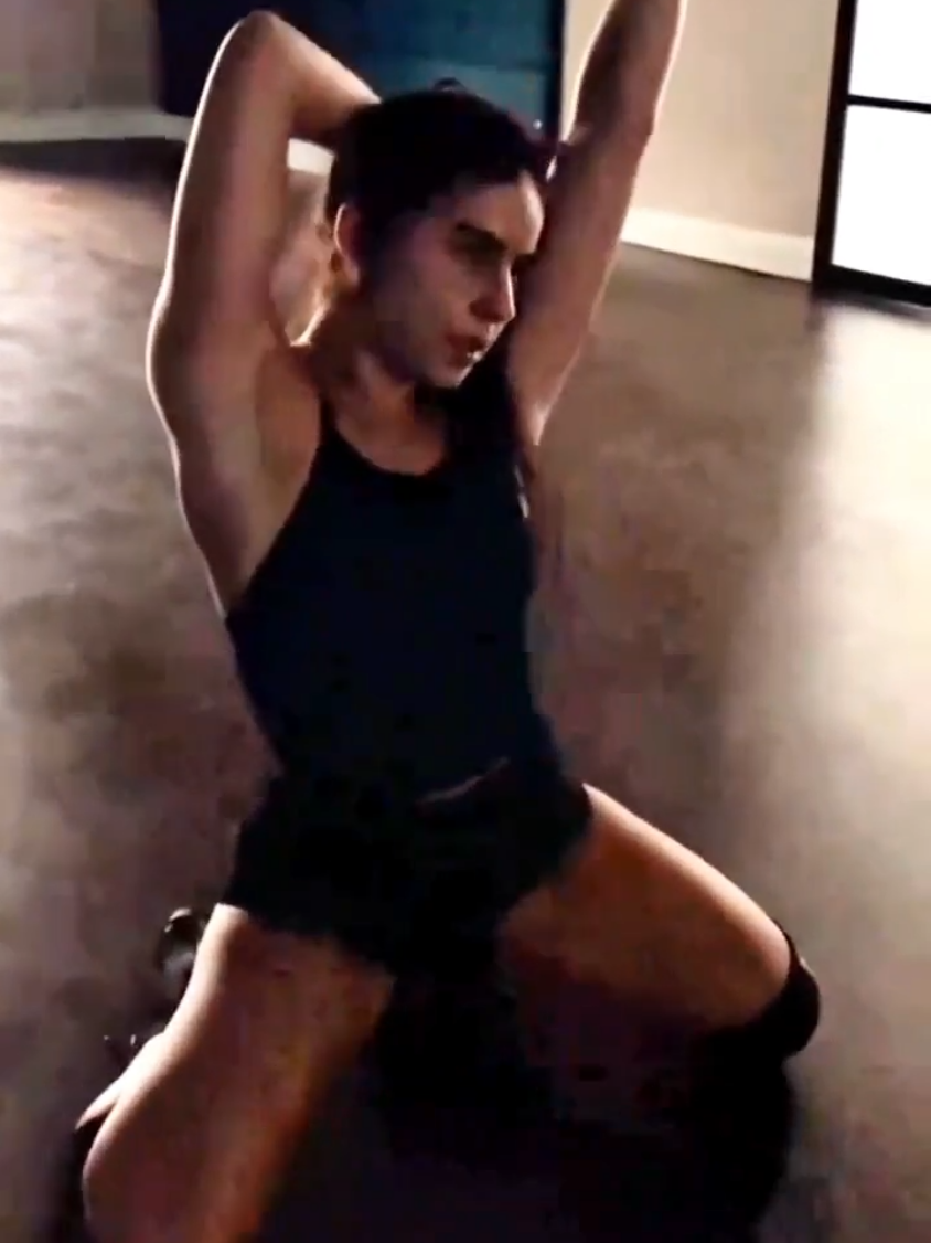 Practicando algo nuevo 👀👻 #oldtrend #justvisa #dance #black #viral 