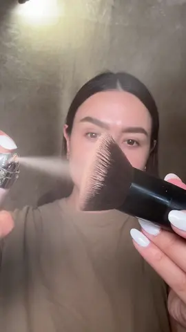 Una base de maquillaje en sparay 👀 #makeuphacks #tiktokshocreatorpicks #tiktokshopblackfriday #airbrushmakeup 