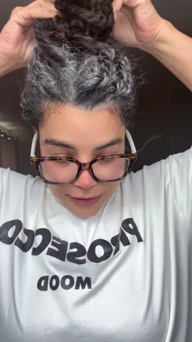 Inventando con el cabello rizado con canas 🤭🤭 #transicionalascanas #canas #rizosconcanas #twist 