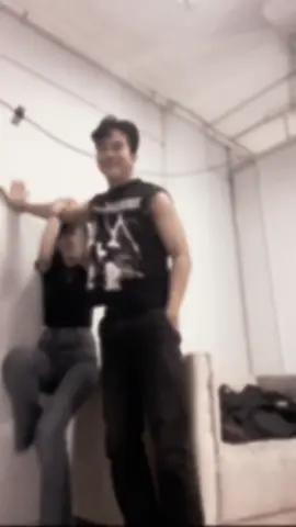 jdi crita nya gini guys Chan itu lagi bergantung di tangan abangnya dan tangan abangnya bunyi😁🤦‍♀️MasyaAllah nya dia langsung meluk abang nya 🥰sehat