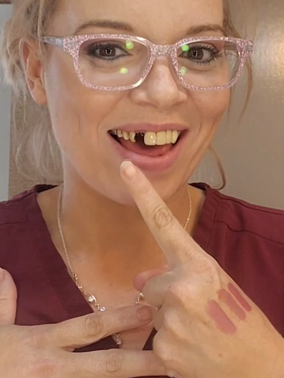 باغي تضحك وانت مطمّن؟ باغي ابتسامة زوينة تبيّض وجهك فثواني بلا طبيب بلا مصاريف؟ ها الحل السحري #ابتسامة_هوليود #منتجات_مغربية #تجميل_الأسنان #ثقة_في_النفس