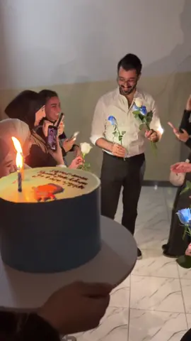 كل سنة وانت مو بس أستاذ، انت إنسان علمنا شلون نحب ندرس، وشلون نخلي التعب طريق للنجاح. 🤍 يمكن نمر بأيام صعبة، بس وجودك دايمًا يخلينا نبتسم ونكمل. لأنك ما تعلمنا بس مادة، علمتنا شلون نؤمن بنفسنا. عيد ميلاد سعيد أستاذي الغالي، تستاهل كل لحظة فرح وكل إنجاز لأنك السبب بإنجازات هواي طلاب. الله يحفظك ويحققلك كل أمنياتك، وإن شاء الله تبقى شعلة الأمل بكل صف تدخل بيه 🌟🎂 11/11  أريدكم كلكم تعايدون الاستاذ بهاذ الريلز 🤍