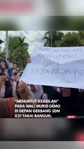 Viral Oknum Guru Buang Nasi SD di Kabupaten Kampar, Wali Murid Demo Tuntut Kepsek Dipecat RIAUIN.COM- Puluhan wali murid menggelar aksi demonstrasi di depan SD 021 Tarai Bangun, Kecamatan Tambang, Kabupaten Kampar, pada Rabu (12/11/2025). Aksi ini dipicu oleh viralnya video seorang oknum guru yang membuang nasi di hadapan murid dan rekan guru lainnya. Dalam aksi tersebut, para orang tua menuntut pemecatan Kepala Sekolah berinisial HW serta dua guru berinisial YH dan RAS. Menurut mereka, ketiganya telah menunjukkan perilaku yang tidak pantas dan memberatkan wali murid dalam berbagai hal. Turut hadir dalam aksi tersebut perwakilan dari Dinas Pendidikan Kabupaten Kampar, Kapolsek Tambang, Kepala Desa Tarai Bangun, dan Ketua Karang Taruna desa setempat. Kehadiran mereka bertujuan untuk mendengar aspirasi warga dan menjaga situasi tetap kondusif. Perwakilan Dinas Pendidikan menyatakan menerima tuntutan wali murid dan langsung membawa Pelaksana Harian (PLH) pengganti Kepala Sekolah SD 021 Tarai Bangun. Pernyataan ini disambut tenang oleh para orang tua murid. Dinas Pendidikan menegaskan bahwa kejadian serupa tidak boleh terulang, dan seluruh tenaga pendidik di lingkungan sekolah harus menjadi teladan yang baik bagi para siswa. *** #kampar  #riau  #riauincom  #tiktokviral  #fypシ゚ 