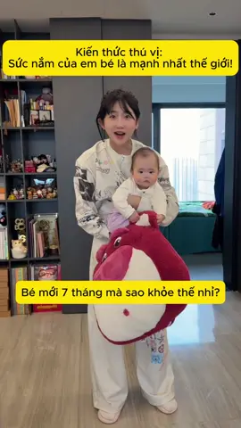 Bé 7 tháng mà “siêu nhân” thế này sao 😍! Vừa xách đồ, vừa che nắng cho mẹ – ngoan quá trời luôn!👶 #EmBéSiêuĐángYêu #BéKhỏeBéNgoan #MẹBỉmTựHào #ConGiỏiQuá #NhàCóEmBé  