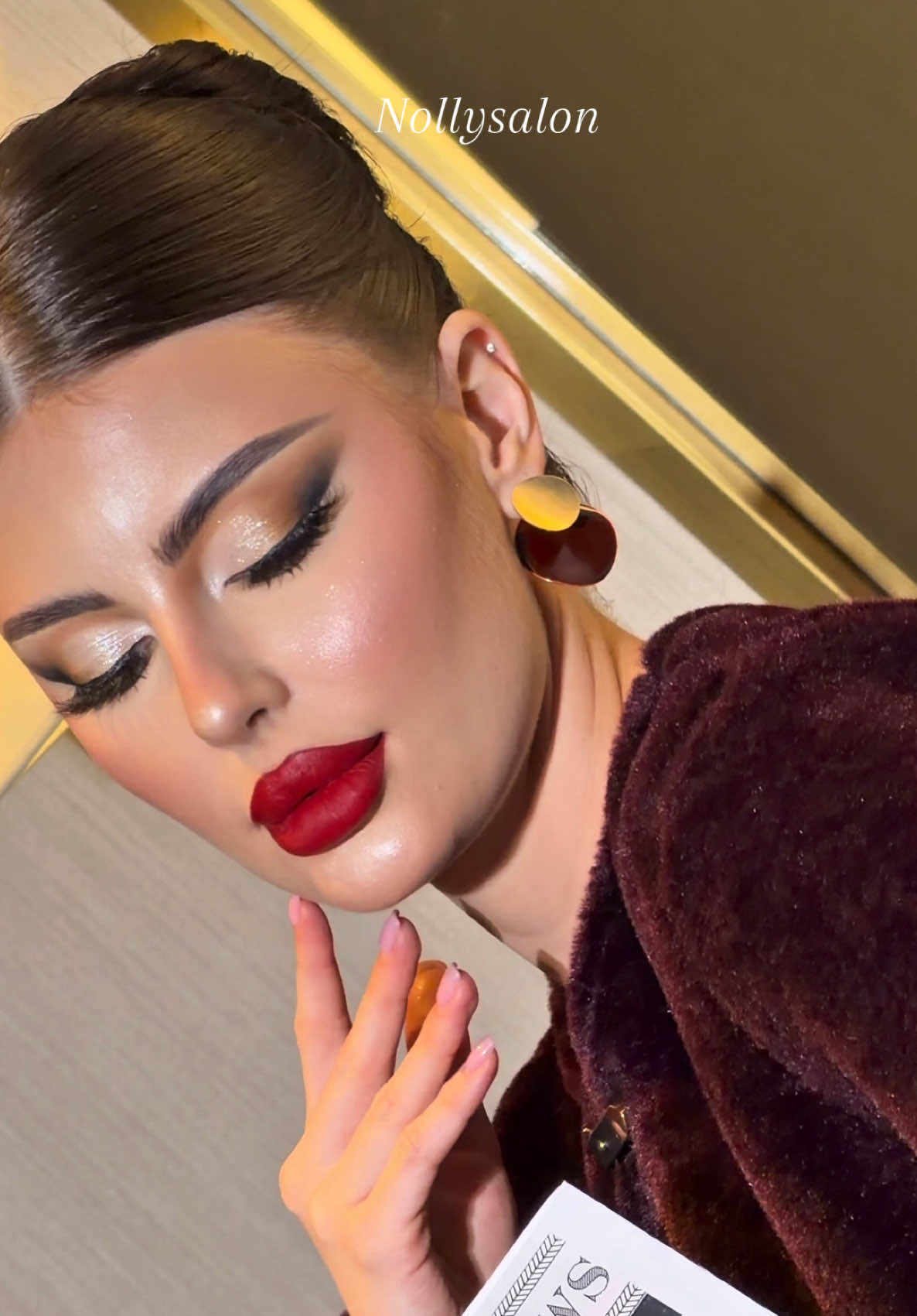قد إيش نحب نلعب بالألوان ونخلق ستايلات جديدة 😍💄Red lipstick  - ايش احلى الروج النود ولا الأحمر ❤️؟ #اكسبلور #ex#تتوريال #ميك_اب #نولي_صالون 