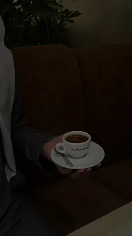 ياعنيده يوم اناديك من بعد الغياب  الجفا مانيب احبه لو اعرف سببه اسمحي لي يوم اقفل عن الامداح باب ماسك عنان الكحيله واحشم الموهبه اتركي عنك التكبر ونظرات العتاب ادري ان اللي يحبك تشوفين عتبه لك علي اسهابة الفكر مع لين الجناب ولي عليك تناظريني بعين المعجبه ..#قوالب_ساري #خالد_ال_بريك #شيلات #قوالب_ساري  #CapCut 