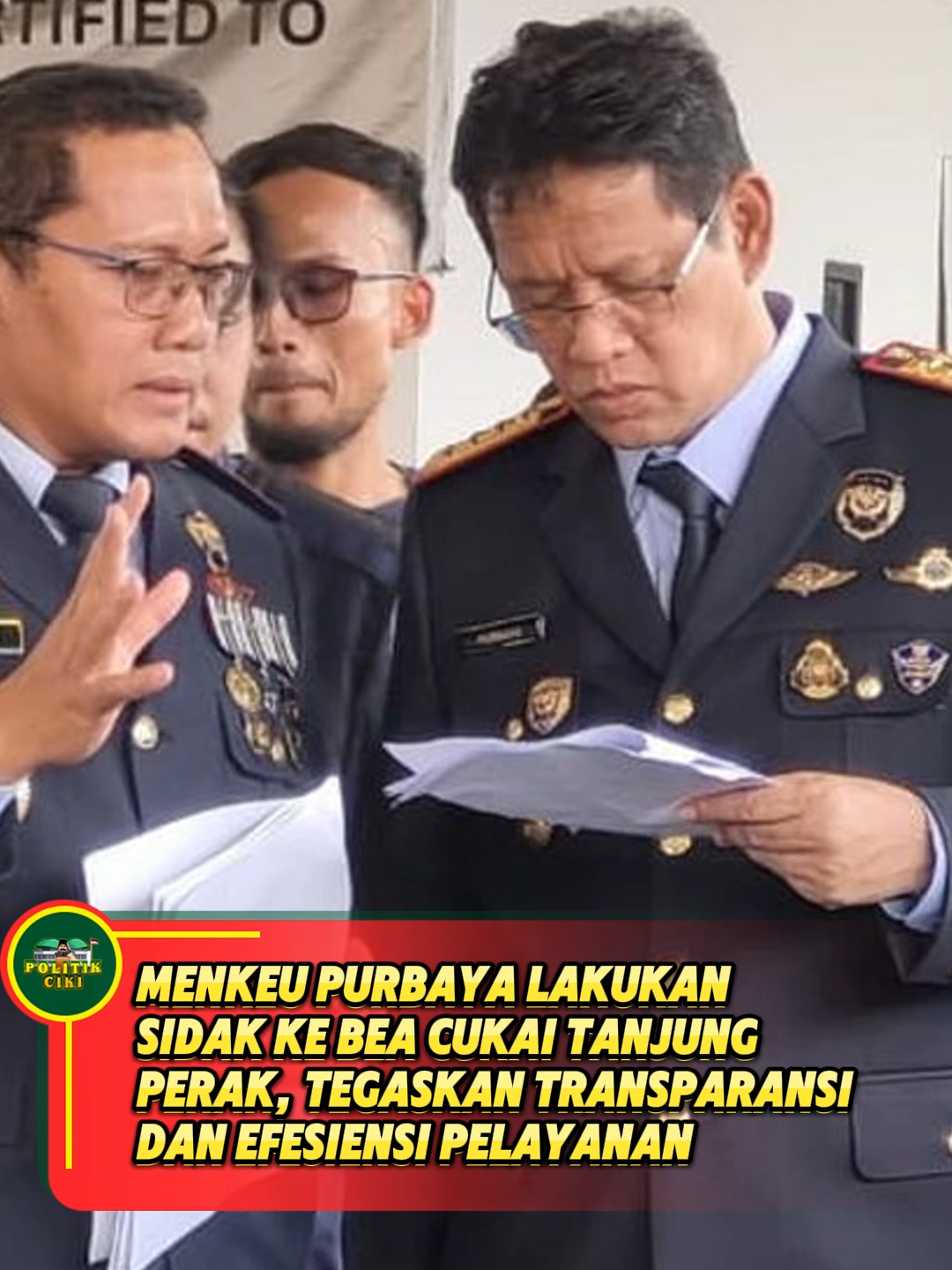 Menkeu Purbaya lakukan sidak ke Bea Cukai Tanjung Perak. Dalam kunjungan mendadak itu, ia menegaskan pentingnya transparansi dan efisiensi pelayanan publik untuk meningkatkan kepercayaan masyarakat dan kelancaran arus barang. Join telegram @politikciki untuk berita update lainnya FOLLOW juga akun @politikcikiofficial #BeritaTerkini #BeaCukai #Purbaya #Transparansi #PelayananPublik #BreakingNews #updatenews #NewsUpdate #Politik2025 #PolitikHariIni #politikindonesia #BeritaIndonesia #UpdateNasional #BeritaInternasional #BeritaTerkini #MENKEU #purbayayudhisadewa