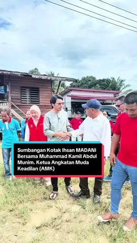 Sumbangan Kotak Ihsan MADANI Bersama Muhammad Kamil Abdul Munim. Ketua Angkatan Muda Keadilan (AMK) Malaysia Merangkap Setiausaha Politik kepada Perdana Menteri Malaysia,  Inisiatif ini mencerminkan semangat kepedulian dan solidariti anak muda dalam membantu masyarakat melalui agenda MADANI.  #datinrufinahpengeran  #harapanurangsabah  #malaysiamadani  #ketuawanitakeadilansabah  #tulid 