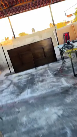 Dj booth 2 metros con mesa de trabajo integrada en color NOGAL.