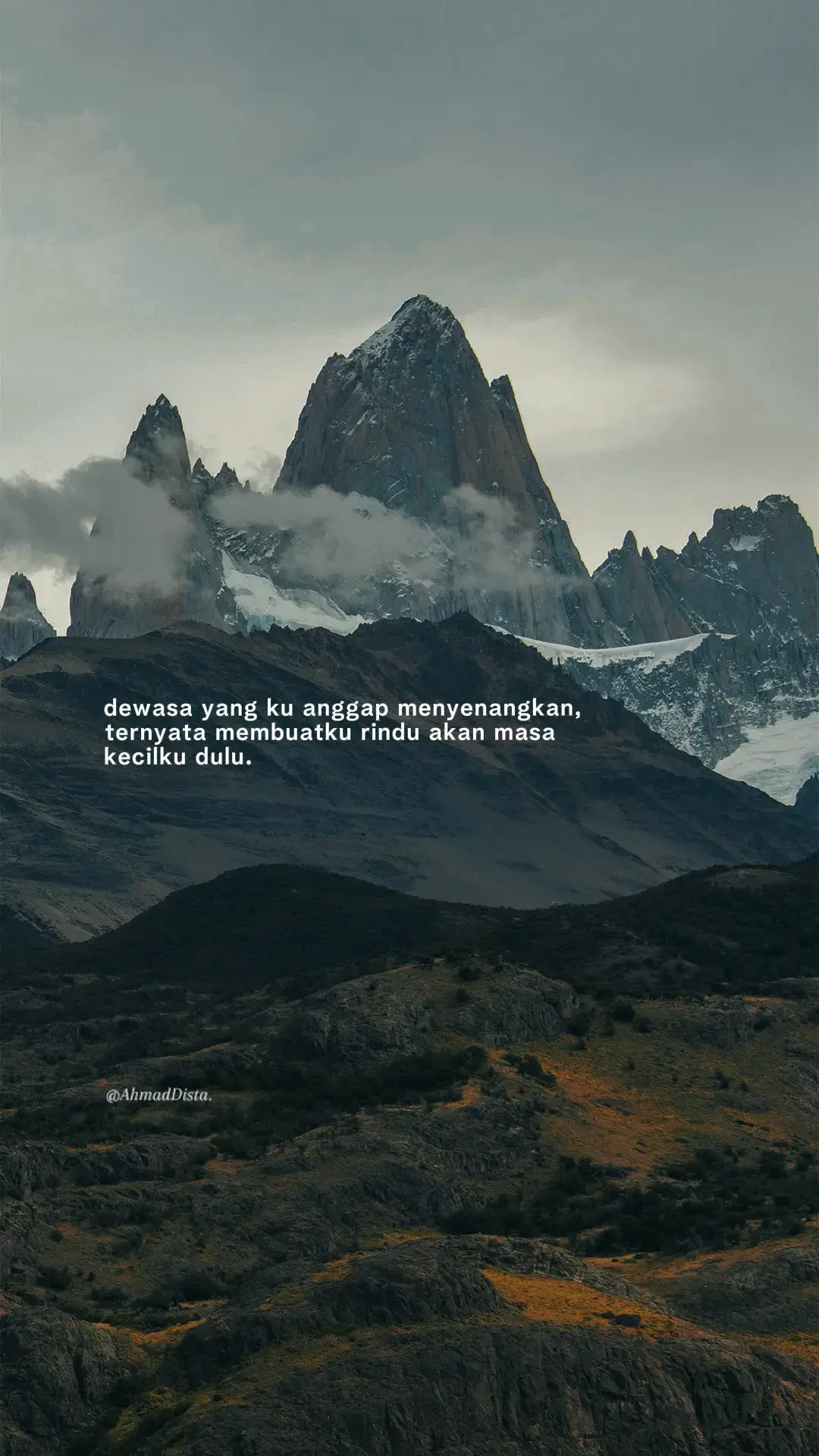 Bahan Bahan📝: 11 sdm tepung tapioka 10 sdm tepung terigu 1 sdt kaldu bubuk 1/4 sdt garam 1/2 sdm lada bubuk Secukupnya air panas Bahan isian: 100 gr kol, iris 10 rawit merah (dihaluskan atau diiris) Secukupnya gula, garam, dan kaldu bubuk 1 buah bawang merah, haluskan 1 siung bawang putih, haluskan Cara Memasak🥢: 1.Campurkan dalam wadah tapioka, terigu, kaldu bubuk, garam dan lada. 2.Setelah tercampur rata, tuang air panas secukupnya. Aduk-aduk menggunakan sendok. Jika sudah agak dingin, uleni menggunakan tangan sampai kalis. Sisihkan. 3.Tumis bawang merah dan putih halus sampai harum. Masukkan irisan cabai rawit merah. 4.Tambahkan kol, bumbui dengan garam, gula dan kaldu bubuk. Masak sampai matang. Matikan api. Sisihkan. 5.Ambil sedikit adonan olos, pipihkan beri isian sayur. Kemudian bentuk bulat bulat. Lakukan sampai adonan habis. 6.Goreng dalam minyak yang masih dingin. Kemudian nyalakan api sedang. 7.Masak sampai matang. Angkat, tiriskan, sajikan. #katakata #4u #storytime #fyppppppppppppppppppppppp #xzyabc 