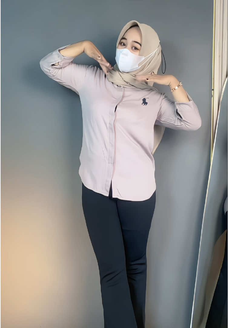 aku pake warna almond/beige nih say, warna nya banyak ya tinggal pilih aja cakep semua loh buruan di co😘🫶🏻 #kemejarayon #ootdhijab #kemejawanita 