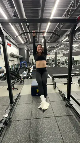 I can do 5 clean pull ups 🤗💪🏻 Maui wowie first time back at the gym in a year #pilatesprincess #mauiwowie @WISKII Active @WISKII 