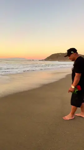 Respuesta a @Alexander Gómez Escribiendo iniciales en la arena del mar. #playa #arena #iniciales #dibujandocorazonenlaplaya 