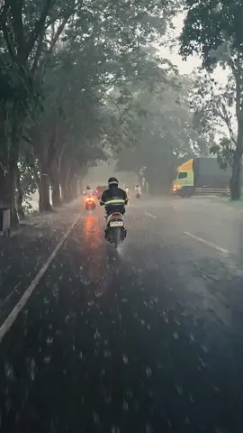 Cuma anak Lobar yang tahu, ini jalan menuju mana? Lokasi Labuapi, Lombok Barat! Komen dong, spot kuliner wajib di sekitar sini apa? 🍜 👇