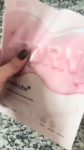 Uma sheet mask de respeito ✨💆🏻‍♀️ PDRN Pink Vita Coating Mask - Medicube (compro na @koksara.kbeauty)  Bem resumidamente: máscara perfeita pra quem quer um glow imediato, sensação de maciez no toque da pele, hidratação e ação calmante!  No vídeo mostro como ela vem, como fica na aplicação imediata, após 30 minutos de uso e o pós imediato com um glow lindo! 💗 ‼️peles oleosas/acneicas podem sentir a pele mais “pesada”.  E sim: eu AMO os produtos coreanos e estou cada dia mais apaixonada na tecnologia deles! 🩷 #skincare #kbeauty #kbeautyskincare #medicube 