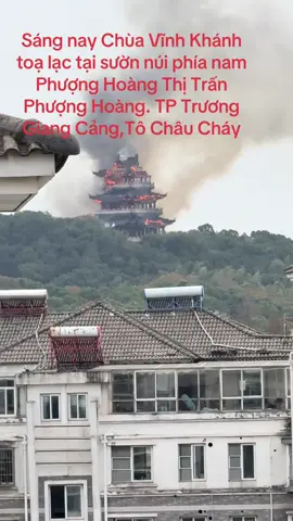 Chùa Vĩnh Khánh tọa lạc tại sườn núi phía nam Phượng Hoàng, thị trấn Phượng Hoàng, thành phố Trương Giang Cảng, Tô Châu, được xây dựng lần đầu vào năm thứ 2 Đại Đồng thời Lương triều Nam Triều (năm 536), là một trong 