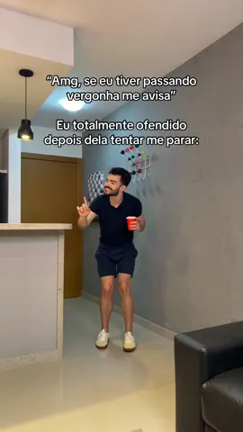 ela levando um fecho de graça