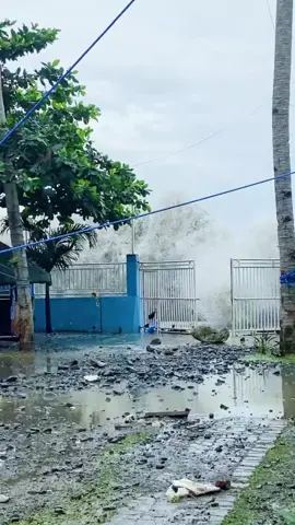 hati-hati ‼️ Yang mau ke pantai mendingan urungkan dulu niatnya, karna ombak sedang besar .  #pantai #pemandanganlaut #vibes 