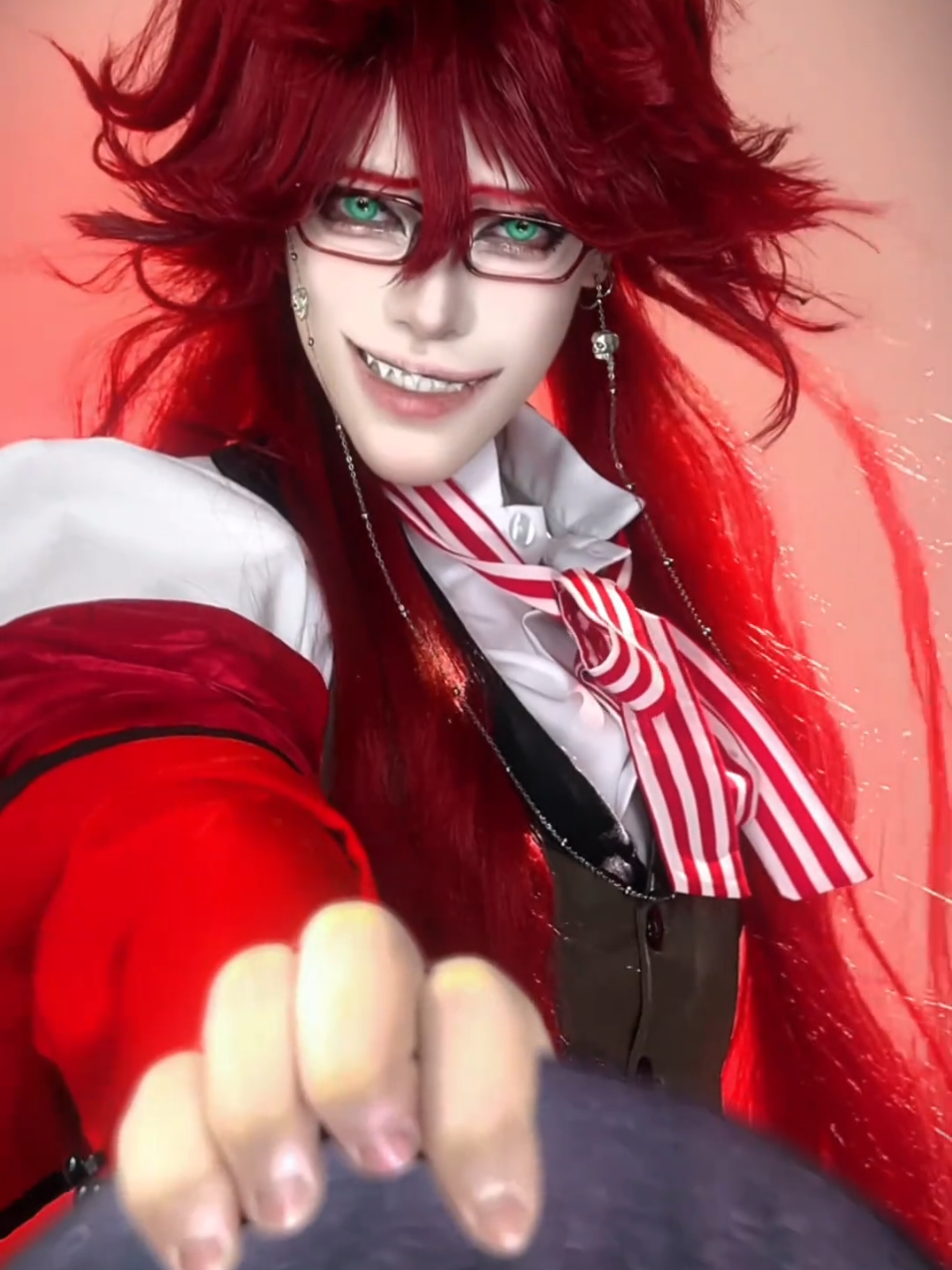 #blackbluter 格雷尔看到一个超绝转场 #自动贩卖机吧唧转场 #格雷尔 #cos #blackblutercosplay 