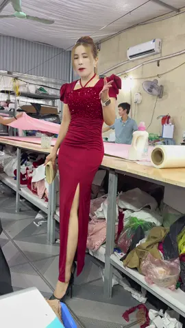 Đẹp lắm ạ #xuongmaykienthuy #damditiec #thoitrangnu #xuhuong #vayditiec 