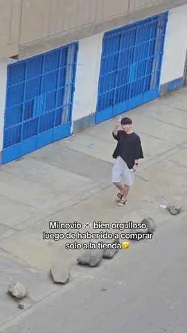 Él quería ir solo a la tienda JAJAJA estaba en la esquina la tienda por eso lo dejé ir solo😂🫶🏻 #fyp #novios #coreano #paratii #coreanoylatina 