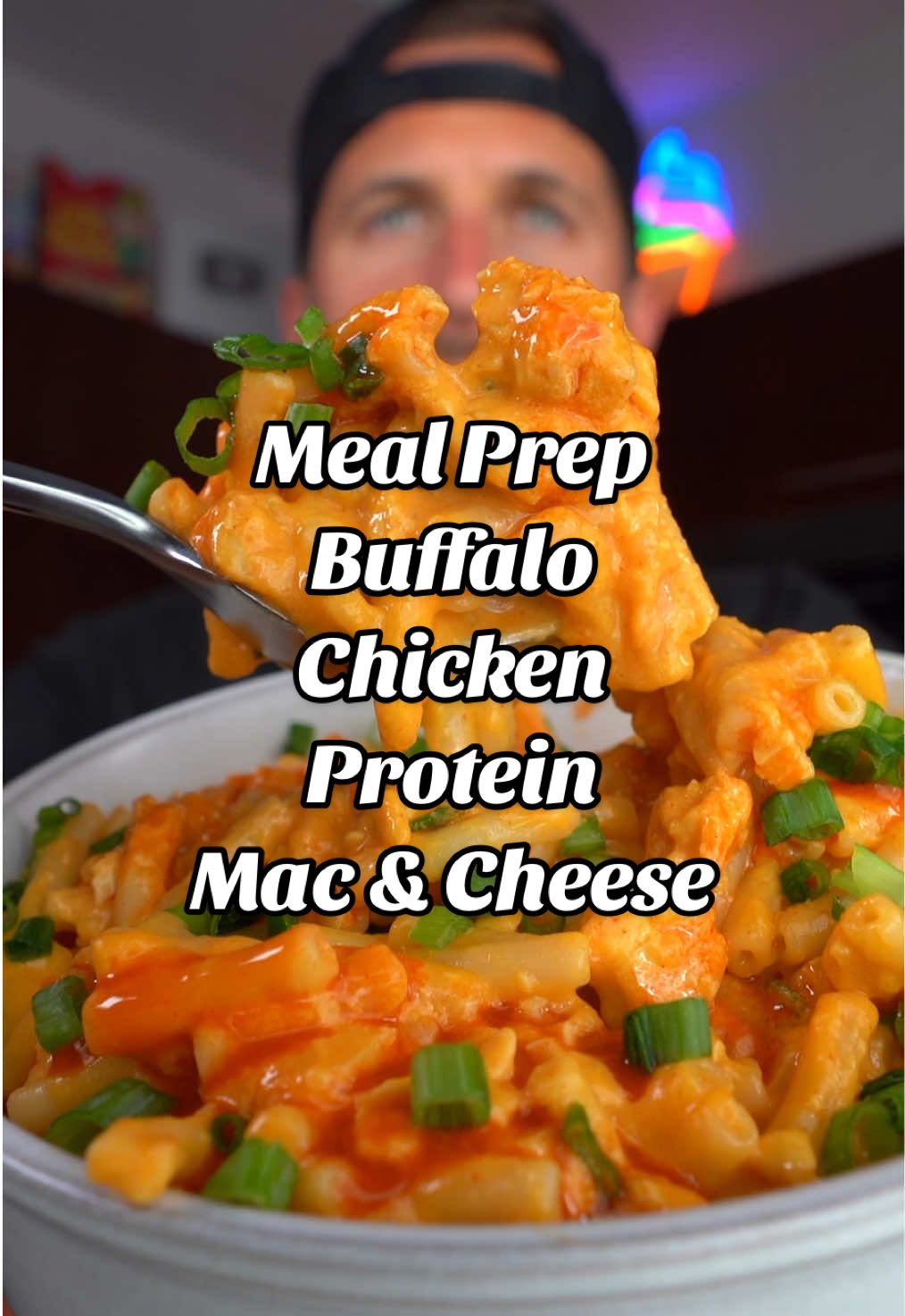 😮‍💨 520 Cal Buffalo Chicken Protein Mac & Cheese 📍 The best protein Mac and cheese you’ll ever have! Perfect for meal prep since it makes 6 huge servings! ✅ Macros for each serving (1/6th full recipe): 520 Cals, 48g Carbs, 10g Fat, 52g Protein ✳️ Ingredients for Buffalo Cheese Sauce: 420g 2% Cottage Cheese 150g Plain Non Fat Greek Yogurt 150g Franks Red Hot Buffalo Sauce 1 Packet Kraft Mac & Cheese Powder 40 2% Sharp Cheddar Cheese 8g Nutritional Yeast Pinch of Salt 80g Fat Free Fairlife Milk ✳️ Rest of Ingredients: 24oz Chicken Breast (weighed raw) Cajun Seasoning 2 Boxes Kraft Mac & Cheese 40g 2% Sharp Cheddar Cheese 10g Green Onion (per serving) ❇️ Directions: 1️⃣ Blend cheese sauce ingredients until smooth. Set to the side. 2️⃣ Flatten and pat dry chicken breast. Season both sides. Air Fry on 400 Degrees F for 9-10 minutes. Let set for 10 minutes before cutting. 3️⃣ Cook pasta until slightly under al dente. Drain and then add to stove top pan. 4️⃣ Add finely chopped chicken and cheese sauce to the pasta. Mix. 5️⃣ Then put burner on low heat and add 40g 2% sharp cheddar cheese. Mix till all melted. 6️⃣ Then build you bowl, add a bit more buffalo sauce on top along with some green onion. Enjoy! #proteinmacandcheese #buffalochicken #airfryer #highproteinmeals #mealprep 