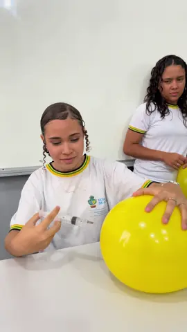 🔬 Tensões anisotrópicas em estruturas semiesféricas: no limite da tensão elástica. 🎯 Objetivo Investigar como a geometria parcialmente esférica de um balão influencia a distribuição das tensões na membrana quando o sistema é submetido a pressão interna elevada. 🧪 Materiais •	Balão parcialmente esférico, previamente inflado ao limite seguro. •	Seringa de 20 mL. •	Água ou ar (para tentativa de injeção). •	Agulha fina (uso supervisionado). •	Recipiente de apoio. ⚙️ Procedimento 1.	Observe o balão previamente inflado, identificando sua região semiesférica e as zonas de transição onde a curvatura muda. 2.	Posicione a seringa com 10 mL de água (ou ar) e tente perfurar a membrana na área semiesférica. 3.	Registre a dificuldade encontrada ao atravessar a borracha e ao tentar avançar o êmbolo da seringa. 4.	Compare a resposta elástica das diferentes regiões do balão, observando onde a membrana se mostra mais rígida e onde ocorre maior resistência à injeção.