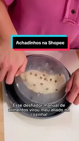 Desfiador manual multifuncional 💪 Triture carnes, frango e legumes com praticidade e sem esforço. Comente *Eu Quero* que te mando link .      ✨ #cozinha #utensilios #organização #desfiador #vidro