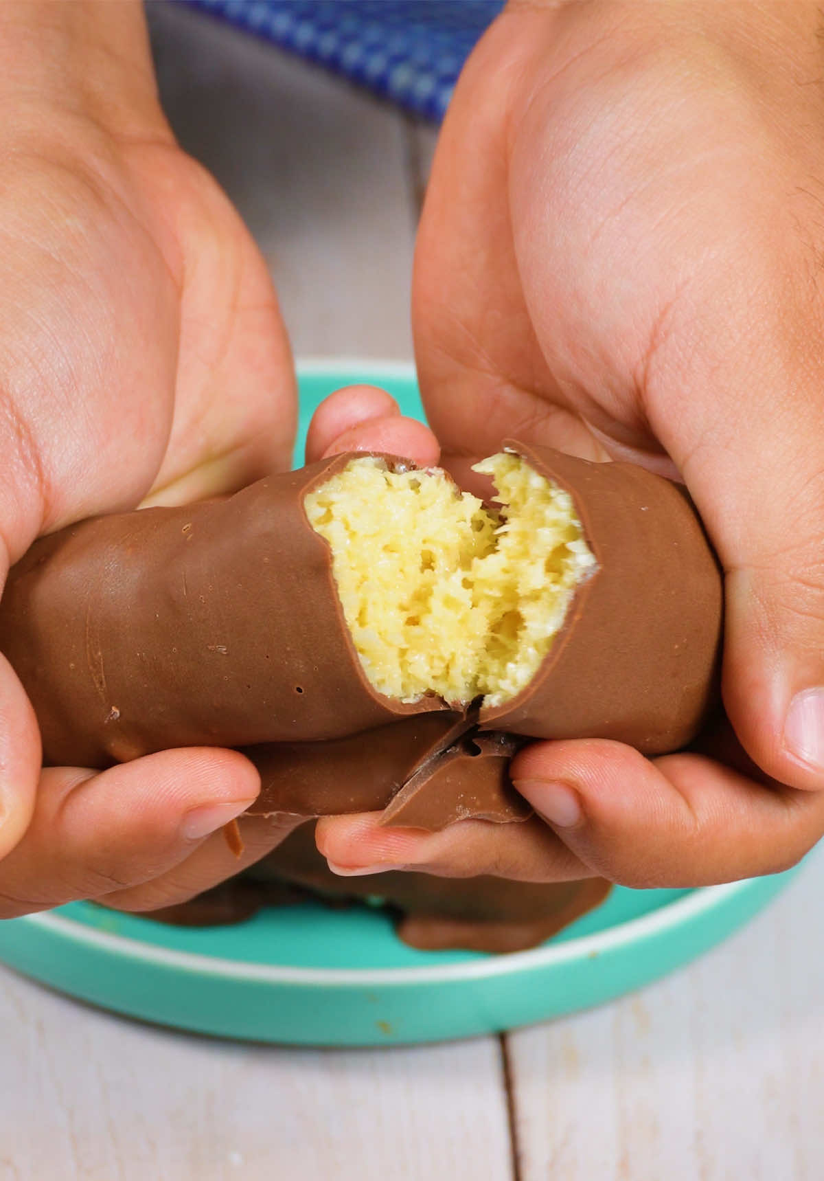 Quick and easy Dessert with just 3 Ingredients!! 😋😋 #Viral #Recipe #Coconut #Chocolate #dessert