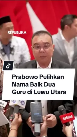 Presiden RI Jenderal (Purn) Prabowo Subianto memberikan rehabilitasi kepada dua guru asal Kabupaten Luwu Utara, Provinsi Sulawesi Selatan (Sulsel), yaitu Abdul Muis dan Rasnal. Hal itu dilakukan RI 1, setelah menerima aspirasi masyarakat dan berbagai pihak yang memperjuangkan pemulihan nama baik keduanya. Keputusan tersebut diambil langsung Prabowo sesaat setelah tiba di Tanah Air usai kunjungan kenegaraan ke Australia. Wakil Ketua DPR Sufmi Dasco Ahmad menjelaskan, penandatanganan surat rehabilitasi dilakukan langsung oleh Prabowo di Pangkalan Udara (Lanud) Halim Perdanakusuma, Jakarta Timur, Kamis 13 November 2025 dini hari WIB. Dua guru SMAN 1 Masamba itu dipecat sebagai guru ASN oleh Gubernur Sulawesi Selatan masing-masing pada 4 Oktober 2025 dan 21 Agustus 2025. Keduanya dijatuhi sanksi pemecatan buntut dari pemungutan iuran sebesar Rp20.000 dari orang tua murid pada tahun 2018. Hasil uang yang dikumpulkan itu diberikan kepada guru-guru honorer yang terlambat menerima gaji hingga 10 bulan. Tidak hanya kena sanksi pecat, Abdul Muis dan Rasnal juga dilaporkan oleh LSM ke polisi atas dugaan tindak pidana korupsi. Kasus itu bergulir hingga tingkat kasasi, dan majelis hakim memutuskan keduanya bersalah sehingga divonis penjara 1 tahun.  Produser: Eko Supriyadi  Kreator: Pangeran Arga  #Republika #CekRepublikaAja   