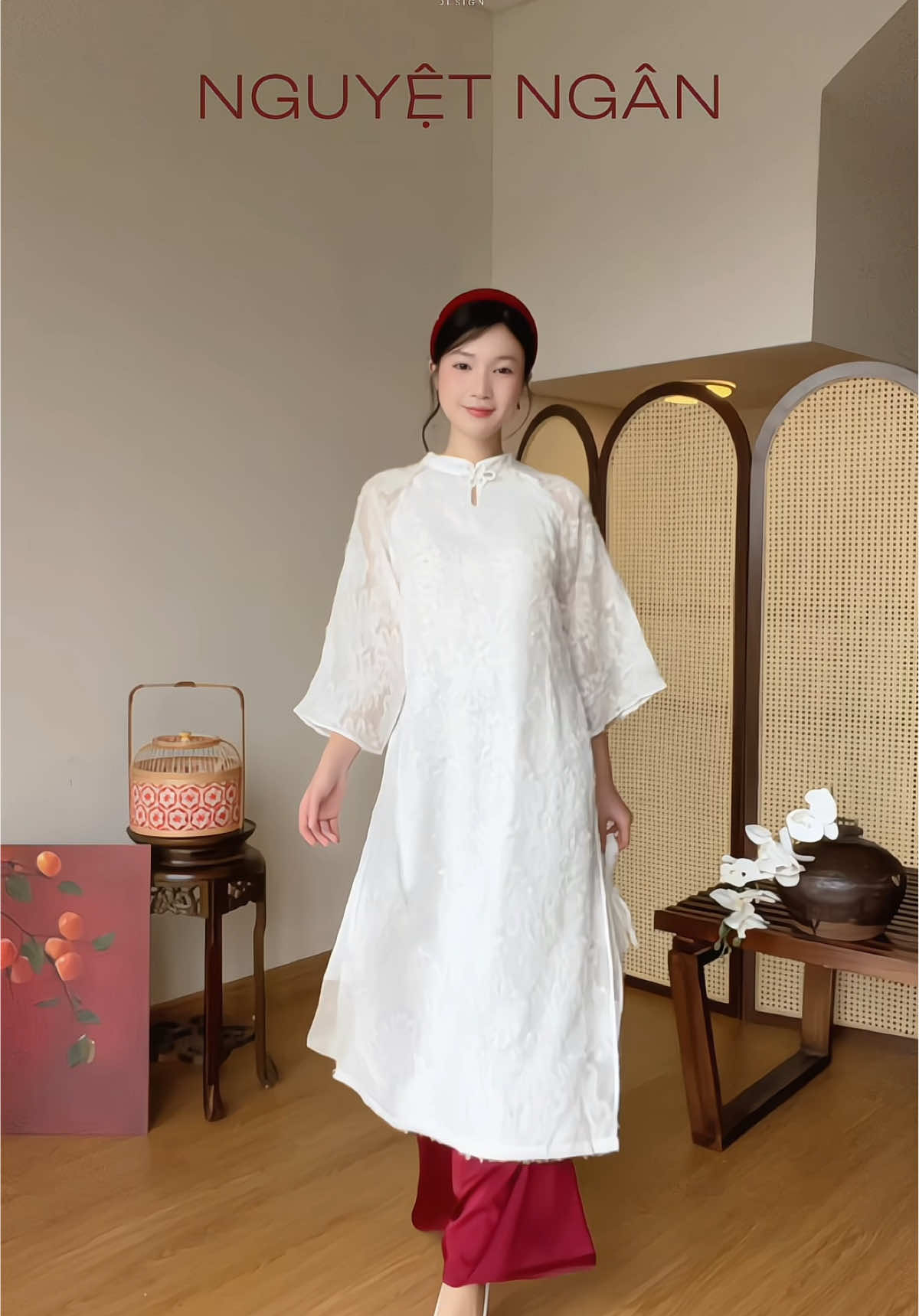 tựa ánh trăng khẽ chạm vào sắc rượu đỏ ✨ Lông trắng mềm mại, quần đỏ quyến rũ, một tổng thể vừa kiêu sa vừa cổ điển #aodaicollection #aodailana #aodaithietkecaocap #sd009 