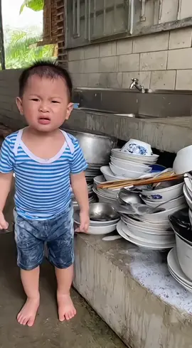 Công bằng ở đâu!#embehaihuoc #embedethuong #daolycuocsong 