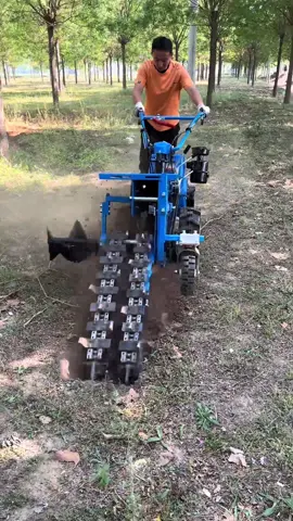 带油管马达的开沟机#JinHongtiktok#ditchdigger #链条开沟机 #开沟机 #ditchdigger #excavatortoy #chains #开槽机#挖槽机 