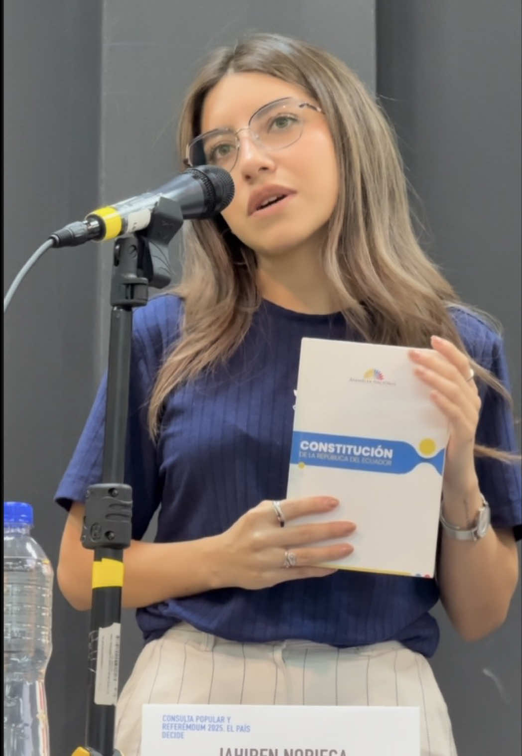 Te quieren convencer de que esta constitución es “castrochavista”, o que le pertenece a un partido político para hacerte votar con odio, y NO, no es cierto. Esta Constitución es nuestra y la defendemos porque recoge nuestras luchas, nuestros derechos.  Este 16 de noviembre, #DefiendeLoQueImporta 🎓❤️ #consultapopular #ecuador #política 