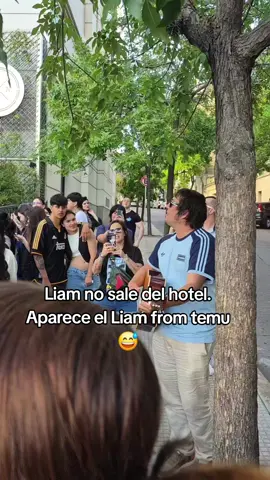 La Oasis mania en 🇦🇷 #Oasis #buenosaires #liamgallagher #fans 