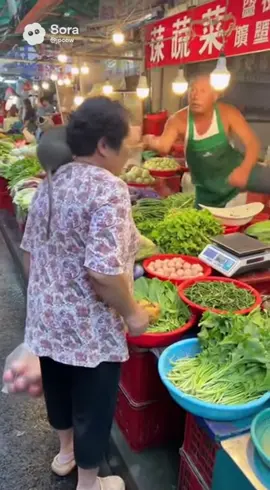 阿姨背上有超大老鼠 #ai #sora #好笑 