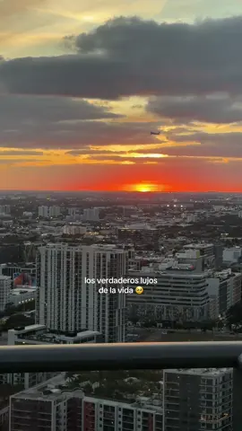 está vista me hace sentir DEMASIADO afortunada 💘 #fypシ #miamisunsets #edgewater #miamiviews 