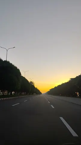 နေ‌ပြည်တော် ဆောင်းက သူမလိုပဲ မသိမသာလေးနဲ့ တဖြည်းဖြည်းလေးနဲ့ဝင်လာတယ် သတိထားမိလိုက်ချိန်မှာ ဆောင်းပီသနေခဲ့ပြီ.. သူမလိုတော့ အမြန် မထွက်သွားလိုက်ပါနဲ့.. ဆောင်းနဲ့နှင်း နဲ့ဆို ပိုလှတဲ့ နေပြည်တော်မြို့ မလို့ပါ ❄️❄️❄️☃️☃️⛄ #ရာဇဌာနီလမ်းမကြီး #naypyitaw #foryoupage #ရောက်ချင်တဲ့နေရာရောက်👌 