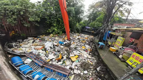 The excavator cleaning up trash is truly satisfying to watch  #saigonxanh #cleanuptheworld 