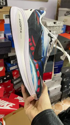 Nike Vomero 18 SE Multi