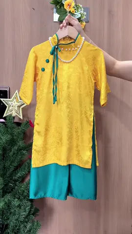 Áo dài tết cho bé. #mebereview #xuhuong #aodai #aodaivietnam #aodaitet 