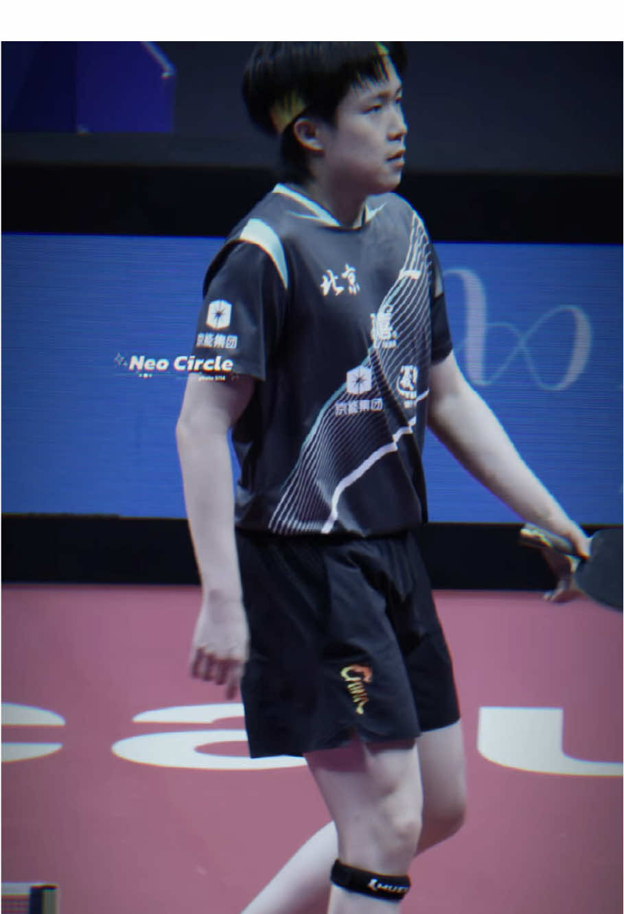 12.11.2025| Phỏng vấn sau trận đơn nam – Đại hội Thể thao Toàn quốc lần thứ 15 🦁: “Tôi cảm thấy trận đấu này thực sự rất gian nan, bản thân có nhiều cơ hội nhưng lại không tận dụng được. Wong Chun Tinh hôm nay chơi cực kỳ xuất sắc, khác hẳn so với trước đây. Tỷ lệ tấn công ăn điểm của anh ấy, cũng như chất lượng đường bóng tổng thể, đều rất cao, mang lại áp lực lớn cho tôi. Tôi nghĩ trong trận, vấn đề nằm ở tư tưởng và cách hiểu trận đấu của bản thân, đây là điều tôi cần phải tổng kết và rút kinh nghiệm sau này.” 🦁: “Ở set 6, tôi cũng dẫn khá xa, nhưng thời điểm gọi hội ý lại hơi muộn. Sau khi hội ý xong quay lại, quả bóng đầu tiên tôi vẫn còn do dự, đây cũng là vấn đề của chính mình. Sang set 7, tôi tự nhủ rằng phải ra tay dứt khoát, dù có đánh lỗi khi tăng lực cũng được, chứ không thể chơi kiểu kiểm soát, chần chừ, cố gắng ‘ổn định cục diện’. Tôi nghĩ ở phần này mình đã làm tốt hơn.” 🦁: “Tôi hay đùa rằng, cứ đến các kỳ đại hội thể thao là anh ấy lại cực kỳ lợi hại. Năm đó ở Á vận hội, hai chúng tôi cũng đánh rất căng, tôi từng cảm giác như sắp thua đến nơi. Tôi nói với anh ấy, ‘cứ mỗi lần đến đại hội, anh lại mạnh lên — đấu trường càng lớn, anh càng hay!’” 🦁:“Còn với Lin Gaoyuan thì đúng là đối thủ quen thuộc rồi, chúng tôi đã đấu với nhau nhiều năm, cũng từng sát cánh chiến đấu cùng nhau. Cả hai rất hiểu nhau, và tôi nghĩ lần này trạng thái của anh ấy rất tốt — chất lượng bóng, tâm lý, tinh thần đều ở mức cao. Vì thế, trận tứ kết tới chắc chắn sẽ rất gian khổ, tôi sẽ chuẩn bị kỹ và làm tốt phần của mình.” 🦁: “Tôi nghĩ hôm nay màn thể hiện của Wong Chun Ting đã mang đến cho tôi một sức ép rất lớn. Tôi chưa chuẩn bị đủ tốt cho việc anh ấy có thể đánh ra những pha bóng như vậy, nên đã có lúc chủ quan và hơi dè dặt. Sau trận đấu này, tôi nghĩ mình cần phải tổng kết lại thật kỹ, nhưng đồng thời, trận đấu rèn giũa như thế này cũng có lợi cho những trận sau.” 🦁: “Mỗi ngày, dù có gọi là ‘bất ngờ lớn’ hay thế nào đi nữa, đều là chuyện rất bình thường.” 🦁: “Toàn vận hội đối với các vận động viên Trung Quốc có ý nghĩa rất đặc biệt, ngay cả đối với các đội địa phương, nó cũng mang trong mình ý nghĩa sâu sắc và truyền thống lâu đời. Thực ra, việc có được một giải đấu như thế này sẽ giúp ích rất nhiều cho tương lai của họ, và khi họ đạt được thành tích tốt, tôi cũng thật lòng cảm thấy vui mừng thay cho họ.” #wangchuqin #王楚钦 #vuongsokham #tabletennis #fyp 