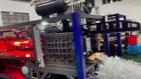 High-speed PET mineral water bottle blow molding machine