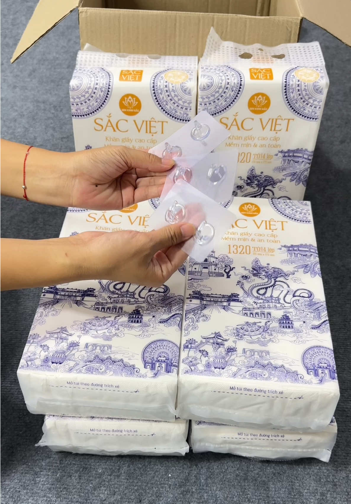 1 thùng 6 bịch giấy ăn nhà sen kinh Bắc tặng thêm móc dán #giayrut #giayruttreotuong #giayrutcaocap #xuhuong #thuzoe_taphoa  @Thu Zoe Ở Quê  @Thu Zoe Ở Quê 