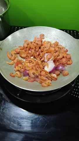 tôm khô rang với hành tím rang thơm phức cho vào bún riêu 