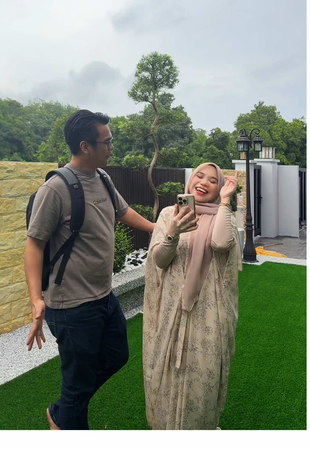 tolongggg akhbar buat hal lagi 🤣 bey ba kato kak na pakai bawal asli Arena ni come dooh sapa tubik lagu nustey tibo2.. ba kato deh bukan kak na 😆😆 #tinaarenabeauty #fyp #bollywoodparodi #bawalasli #tinabeautycoffee 